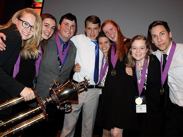 2017TeamwTrophy_students_150